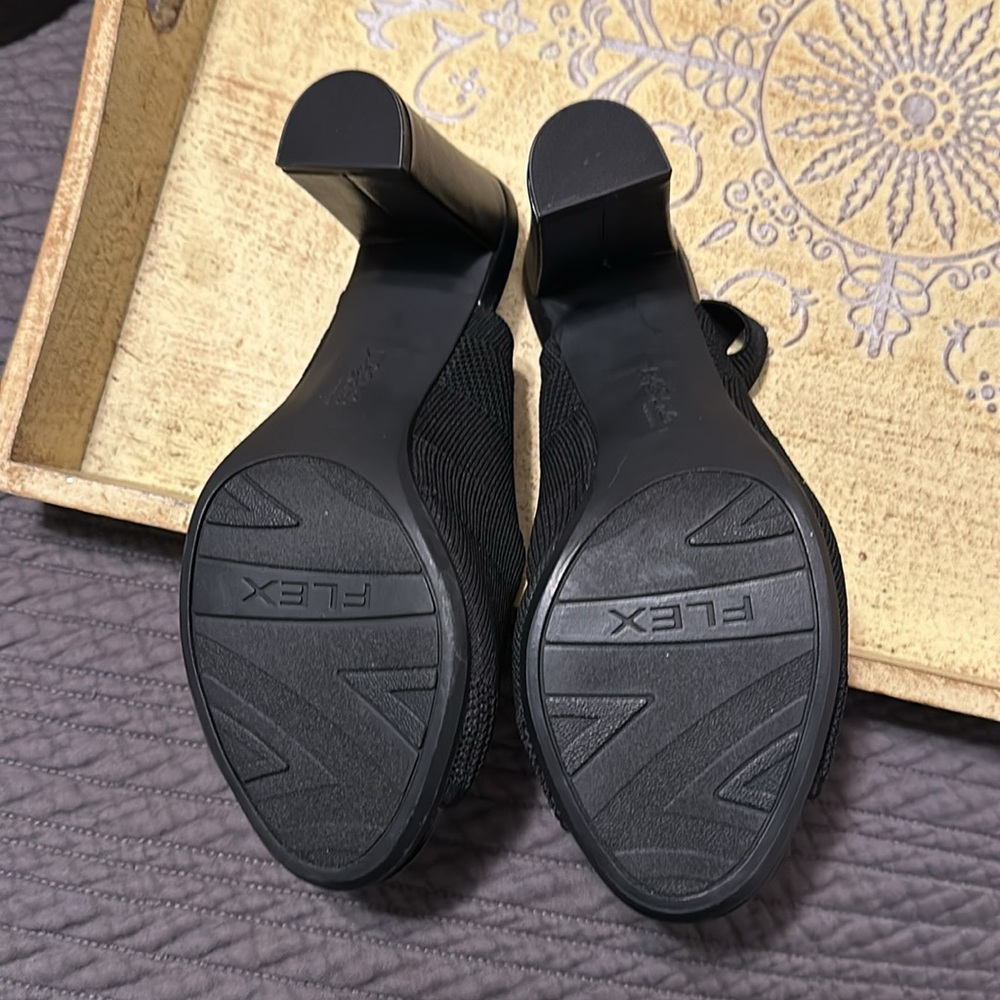 Black chunky heels with open toe and sling back. - Picture 3 of 4